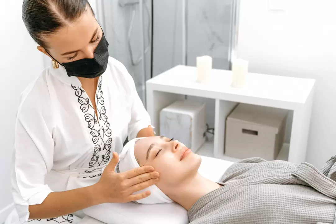 Unha masaxe profesional promove o rexuvenecemento da pel facial sen inxeccións