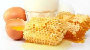 Máscara de ovo e mel para rexuvenecer a pel da cara